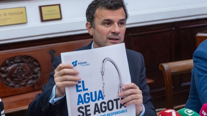 El alcalde Bruno García muestra el lema de la nueva campaña de ahorro de agua.