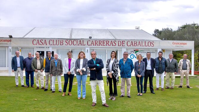 La candidatura al completo de Rafael Hidalgo, en el centro, en una de las instalaciones de la Real Sociedad de Carreras de Caballos.