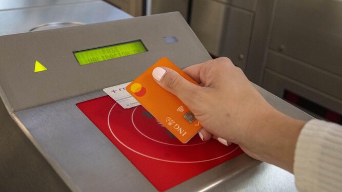 Un usuario de la red de Cercanías empleando el sistema ‘Cronos’ como forma de pago