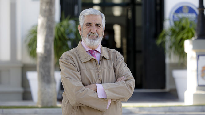 Luis Mario Aparcero, fotografiado esta misma semana a las puertas del Ayuntamiento de Chipiona.