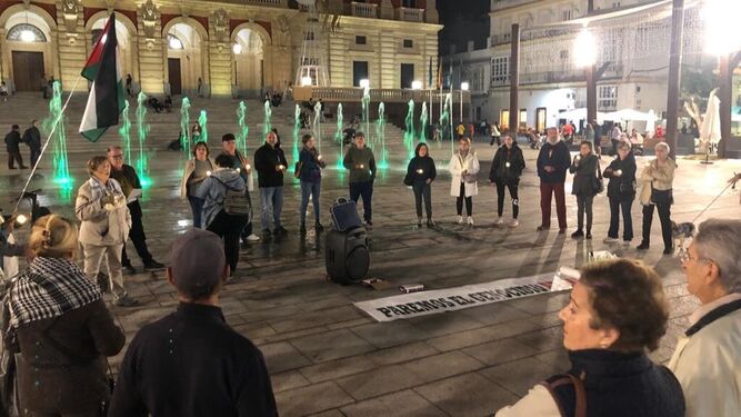 Velas y versos en solidaridad con Palestina: concentración en la plaza del Rey de San Fernando
