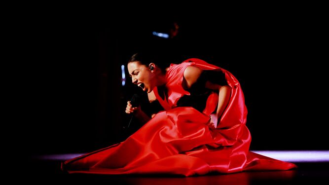 La cantante y compositora cordobesa María José Llergo, este pasado sábado, en el escenario del Gran Teatro Falla.