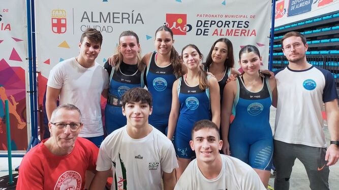 Algunos de los miembros más jóvenes del Club de Halterofilia de San Fernando,  con sus entrenadores, en una de las competiciones del año pasado.