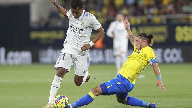 Pacha Espino se lanza a los pies de Rodrygo en el Cádiz-Real Madrid de la pasada campaña.