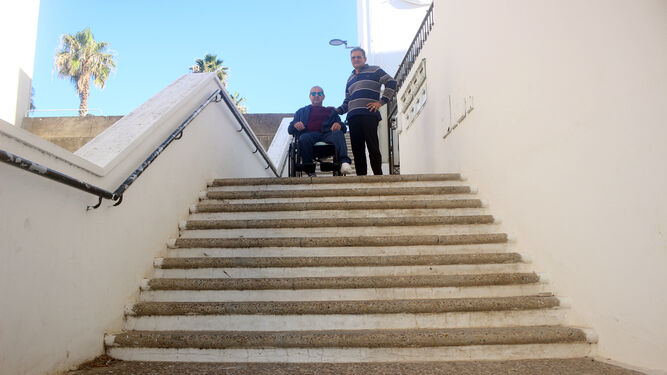 Paco González, junto a su hermano Mauel, en la escalera de la calle Malagueñas