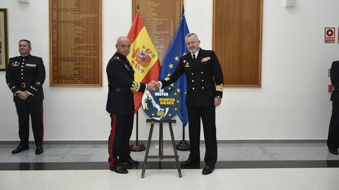 El comandante de la Operación Atalanta, el vicealmirante José María Núñez Torrente, y el Comandante General de Infantería de Marina, el general de división Rafael Roldán Tudela, en el acto de reconocimiento.