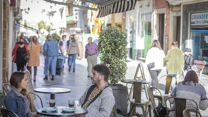 La calle Ancha, en el centro de Cádiz, con gente paseando y consumiendo en sus terrazas