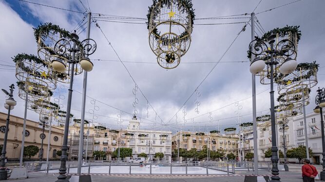 La pista de hielo ya ha sido instalada en la Plaza de San Antonio de Cádiz como reclamo para la Navidad.