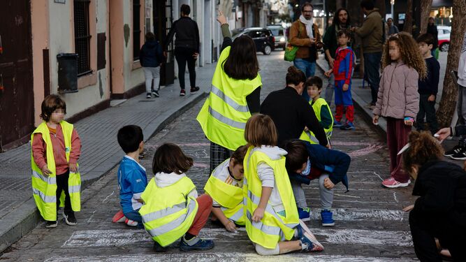 Algunos niños y niñas del colegio Carlos III en el lateral de la plaza que se ha abierto al tráfico.