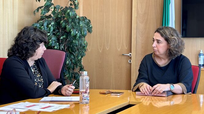 Carmen Álvarez, alcaldesa de Sanlúcar, reunida con Carmen Sánchez, delegada de la Junta.