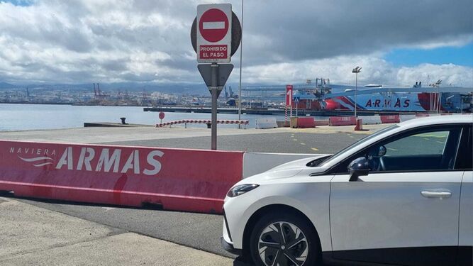 El coche eléctrico de Roberto Amorín se tuvo que quedar sin poder embarcar en el buque de Armas Trasmediterránea