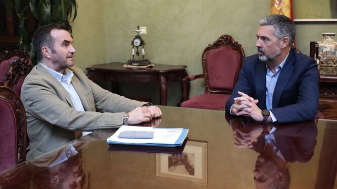 Millán Allegre, presidente de la Mancomunidad, junto a Javier Ruiz Arana, alcalde de Rota.
