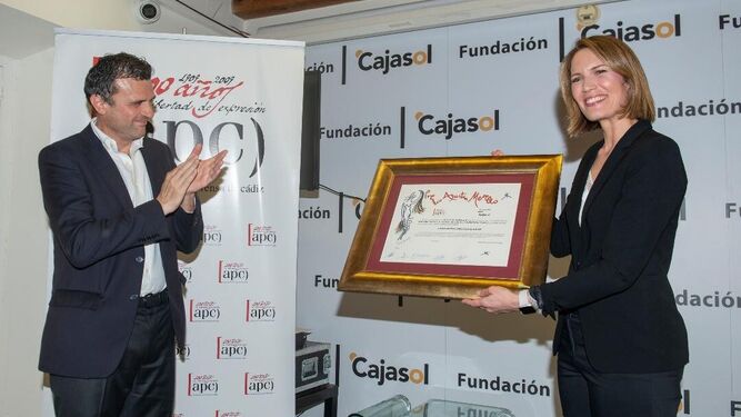 El alcalde  de Cádiz, Bruno García, con Silvia Intxaurrondo, durante la entrega del diploma en la Fundación Cajasol
