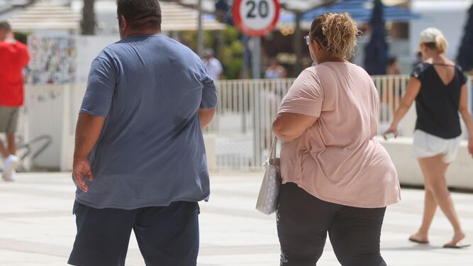 Dos adultos con sobrepeso.