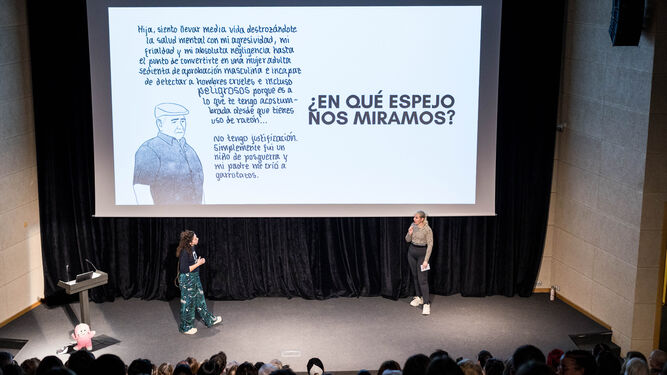 Las conferenciantes Claudia Moneo (i.) y Ana Doinel, durante su intervención en esta cita del 25N.