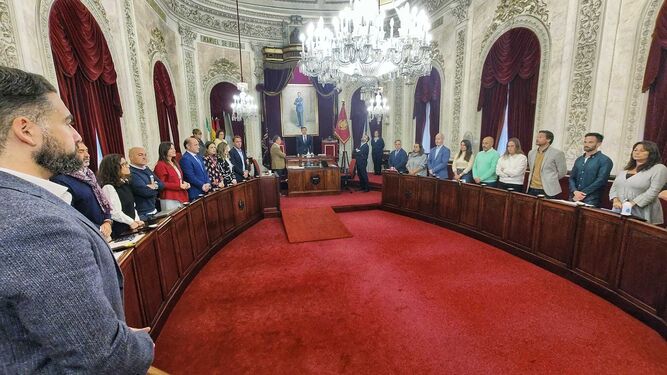 Minuto de silencio que ha guardado la Corporación Municipal de Cádiz antes de empezar el pleno extraordinario de este viernes.