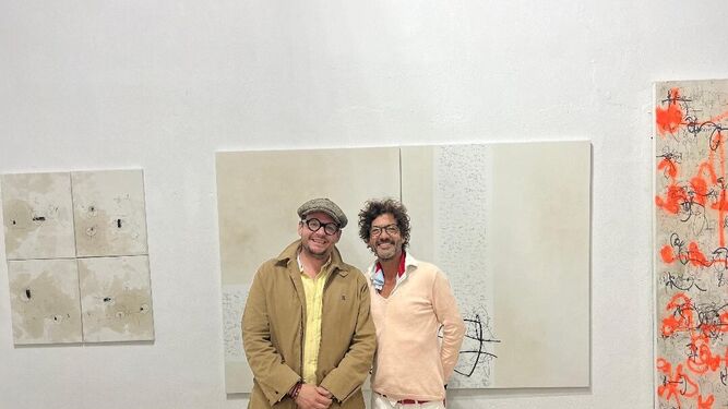 Abraham Zambrana con el artista Willy Márquez ante una de sus obras.
