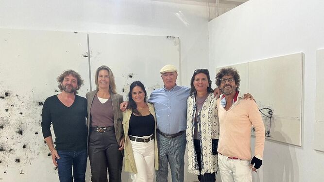 Mariano Matutes, María Ansorena, Caroline Cole, Gustavo Contempomi, Ana Chico de Guzmán y Willy Márquez, recorriendo el espacio expositivo.