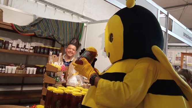 Una 'abeja' disfrutando en uno de los expositores de la Feria de la Miel.