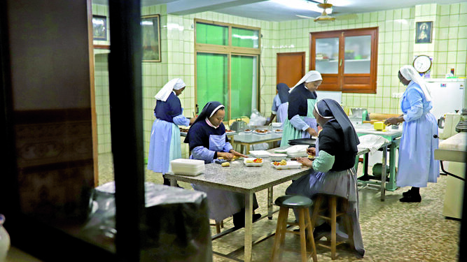 Hermanas  de Santa  Rita,  elaborando sus dulces en el obrador del convento.