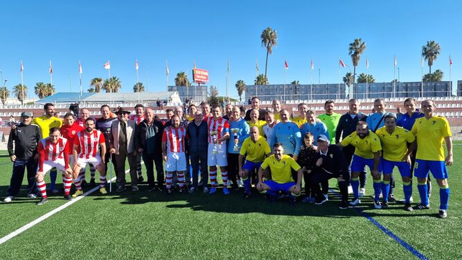 Foto de familia del partido benéfico entre los veteranos del Cádiz C.F. y el R.C. Portuense a favor de la asociación La Gaviota.