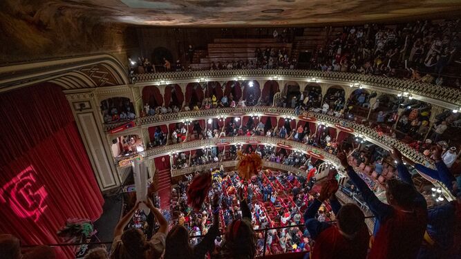 El Gran Teatro Falla simboliza este martes el cambio de tercio de la ciudad con el inicio del concurso de Carnaval.