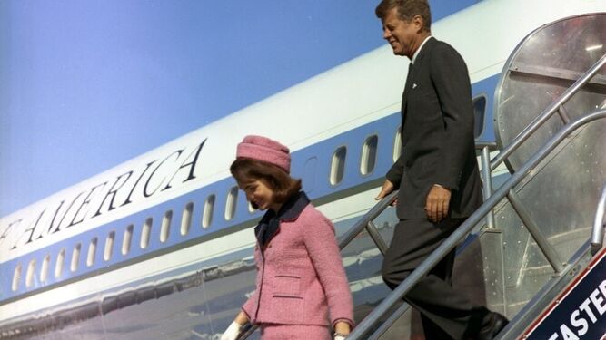 El presidente Kennedy y su esposa Jackie a la llegada a Dallas en la víspera del fatídico día de su asesinato