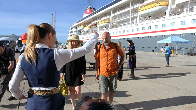 La APBC suele ofrecer una bonita recepción a los turistas que llegan en crucero a Cádiz