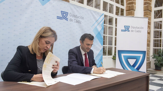 Almudena Martínez del Junco y Bruno García, firmando el convenio de colaboración para la construcción del Portillo.
