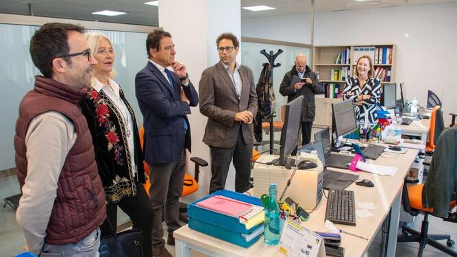 La delegada del Gobierno de la Junta en Cádiz, Mercedes Colombo, ha visitado las nuevas oficinas.