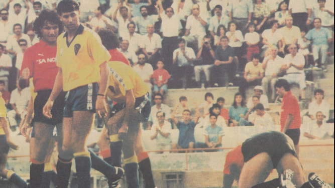 El isleño Francisco observa a un rival en presencia de Magdaleno en el Mallorca-Cádiz de la 87/88.