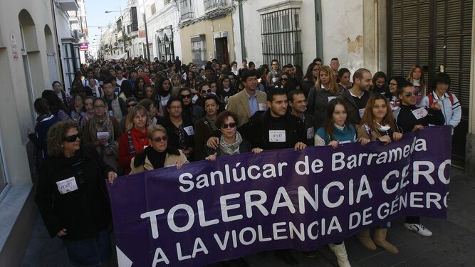 Imagen de archivo de una marcha en Sanlúcar contra la violencia de género.