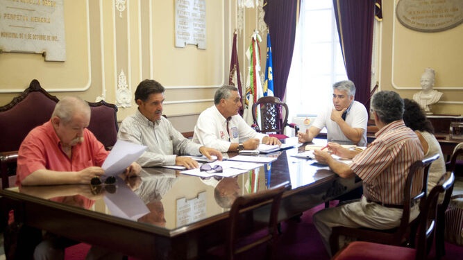 Una reunión de la junta ejecutiva del COAC en verano de 2013, siendo concejal de Fiestas Vicente Sánchez.