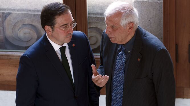 El Alto Representante de la Unión Europea para Asuntos Exteriores, Josep Borrell, conversa con el ministro de Asuntos Exteriores de España, José Manuel Albares, este lunes en Barcelona.