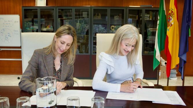 La consejera de Desarrollo Educativo y Formación Profesional, Patricia del Pozo firma el convenio con la responsable de Recursos Humanos y Organización de Cepsa, Bettina Karsch