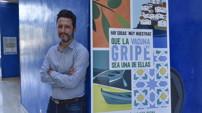 El doctor David Moreno, junto a un cartel de la campaña de vacunación de este año.