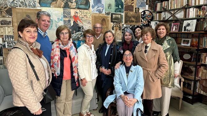 Visita a la casa del escritor Luis Berenguer en el centenario de su nacimiento por parte de un grupo de antiguas alumnas de las Carmelitas.