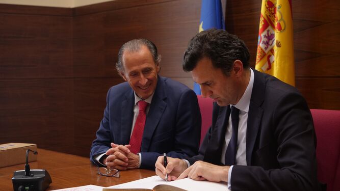 Bruno García firma en el Libro de Honor del Ayuntamiento de Chiclana.