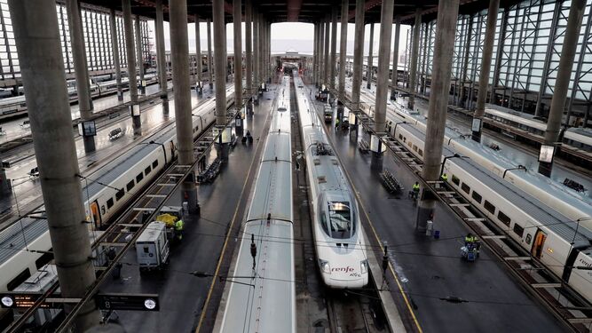 Trenes de alta velocidad en la estación de Madrid-Atocha.