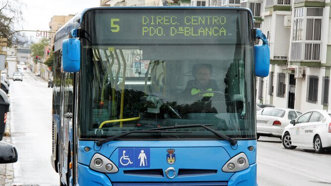 Un autobús urbano de El Puerto, en una imagen de archivo.