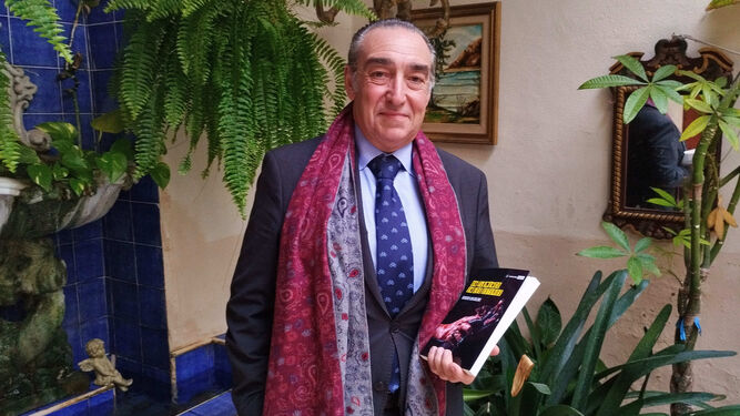 El escritor y abogado García de Romeu, con su nuevo libro.
