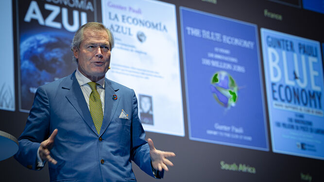 Gunter Pauli, padre de la Economía Azul, durante su intervención en el Blue Zone Forum de Zona Franca.