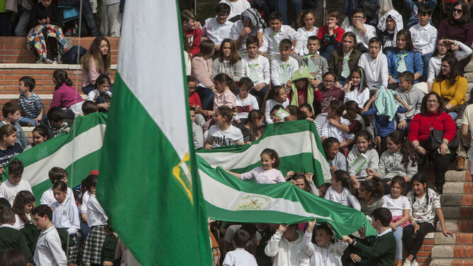 Despliegue de banderas de Andalucía en la celebración de un 28-F, en una imagen de archivo.