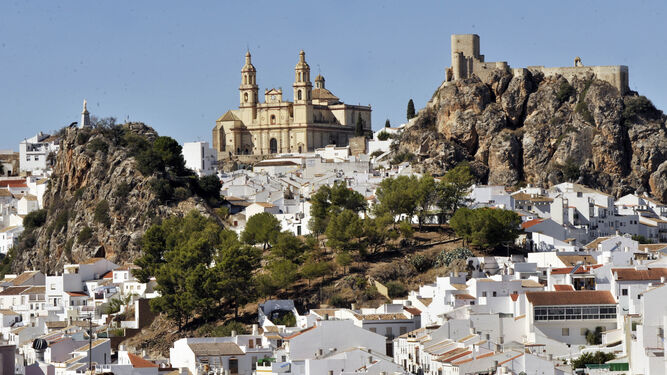 La iglesia Arcipestral y el Castillo de Olvera conforman esta imagen de postal