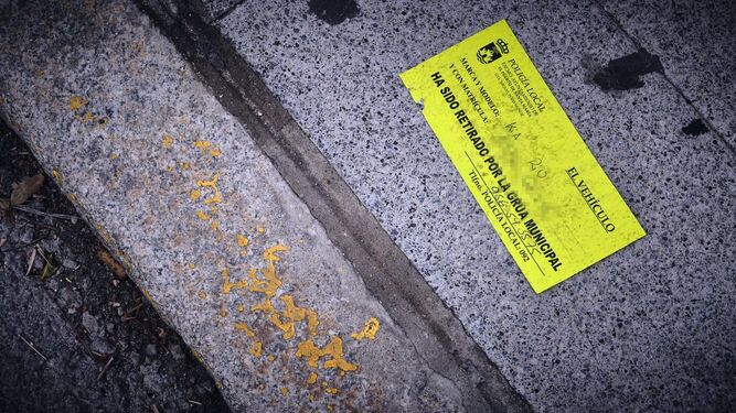Un anuncio de la grúa en una céntrica calle portuense afectada por las obras.