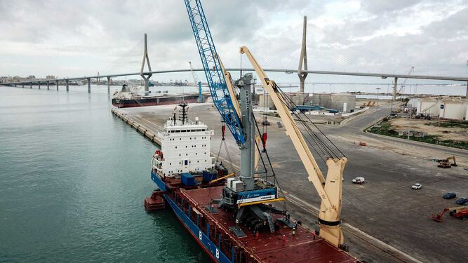 La nueva grúa, a su llegada a la dársena portuaria de La Cabezuela de Puerto Real
