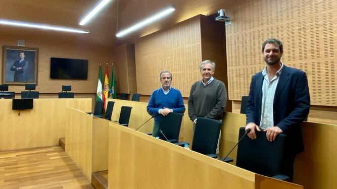 Los concejales de Vox, Mauricio Mauri (en primer término), José Antonio Gomila y Fito Carreto, al término del pleno del que se marcharon esta mañana.