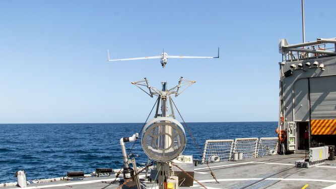 El dron de la Undécima escuadrilla en la fragata Victoria.