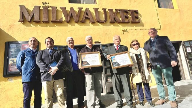 Los galardonados, familiares y concejales, con sus diplomas de Patrimonio Histórico, en la puerta de la sala Milwaukee.