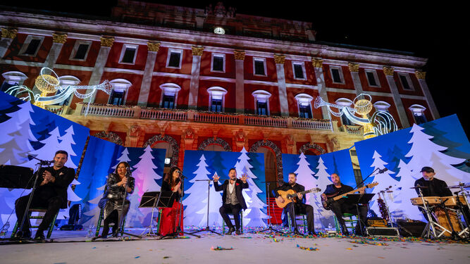 Escenario de la plaza del Rey, que estrenó David Palomar el pasado viernes tras el encendido del alumbrado navideño de San Fernando.